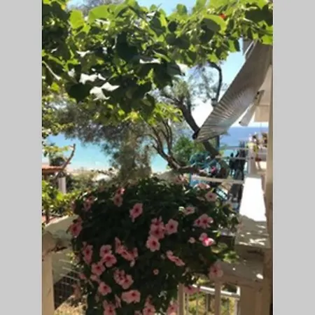 Stefani With A Sea View Terrace! * 네아 모우다니아